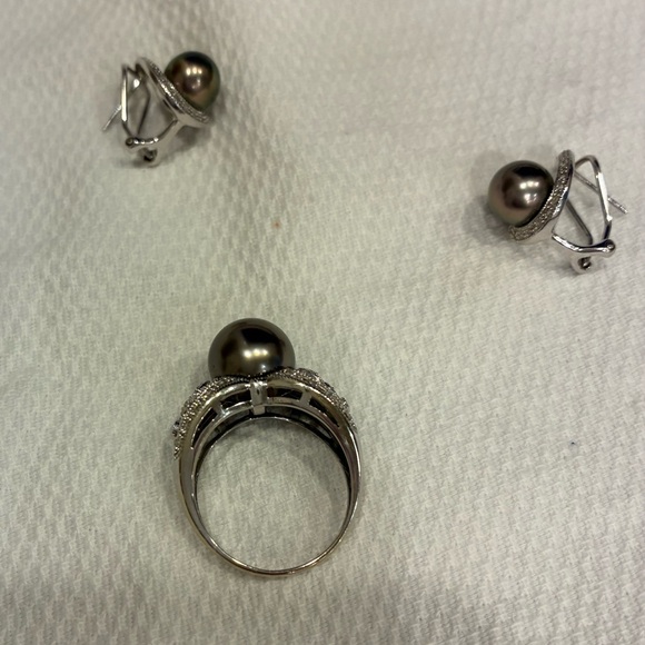 Elegant white 10k gold and Black Pearl Jewelry Set - Picture 4 of 11